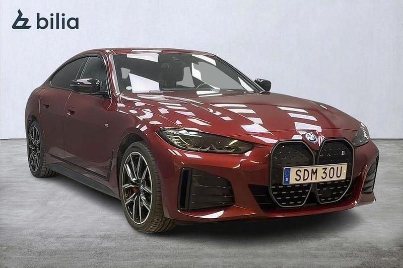 Röd Begagnad 2023 BMW i4 M Sport Sedan | 489 000 kr (Lite dyr) - Bild 1/4