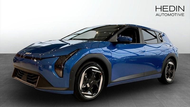 Blå (blue) Ny 2025 Kia EV4 Plus Halvkombi | 521 650 kr - Bild 1/4