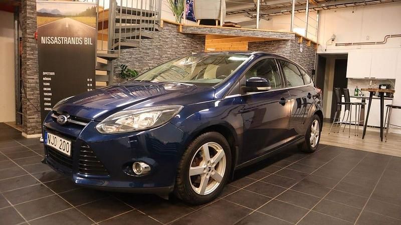Blå Begagnad 2013 Ford Focus Titanium Halvkombi | 64 900 kr (Lite dyr) - Bild 1/4