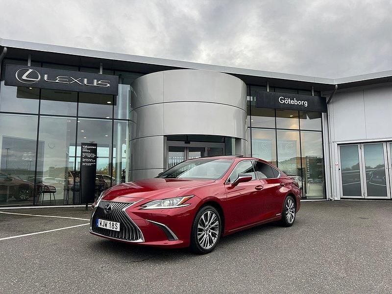 Röd Begagnad 2019 Lexus ES300H Executive Line Sedan | 399 000 kr (Lite dyr) - Bild 1/4