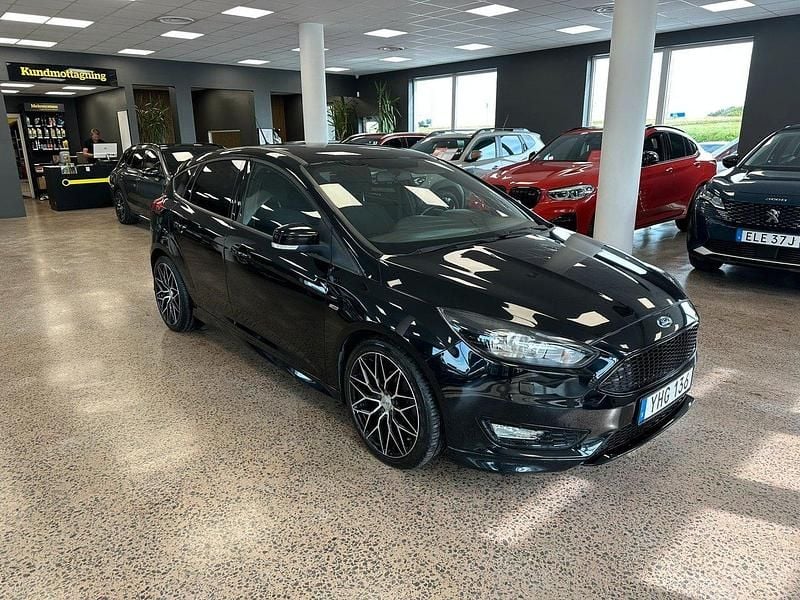Svart Begagnad 2016 Ford Focus ST-Line Halvkombi | 129 900 kr (Lite dyr) - Bild 1/4