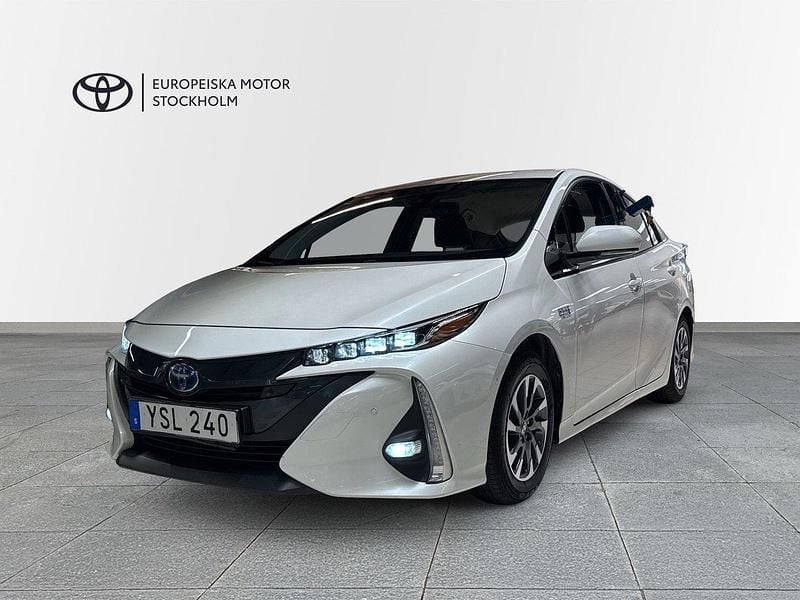 Vit (vit metallic) Begagnad 2018 Toyota Prius Executive Halvkombi | 214 900 kr - Bild 1/3