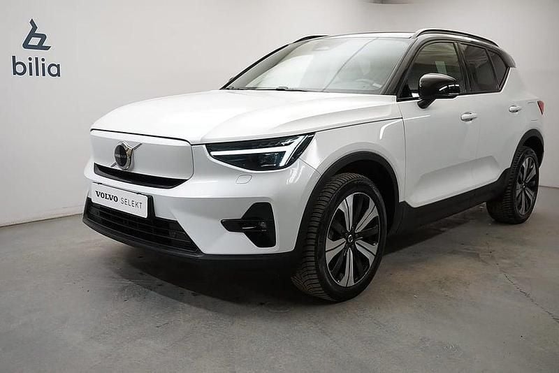 Vit Begagnad 2022 Volvo XC40 Plus SUV | 339 900 kr (Bra pris) - Bild 1/4