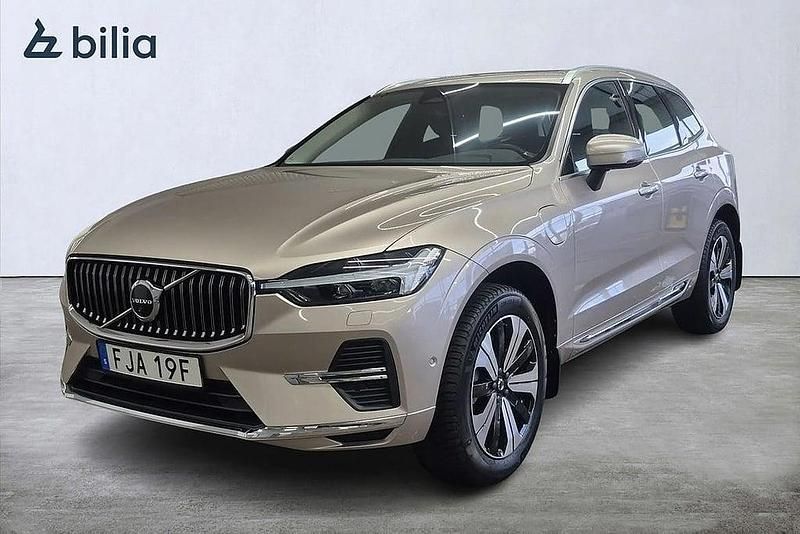 Grå Begagnad 2023 Volvo XC60 Plus SUV | 529 000 kr (Marknadspris) - Bild 1/3