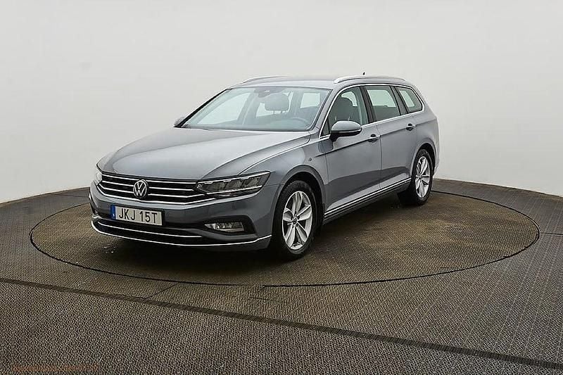 Grå Begagnad 2023 VW Passat GT Kombi | 334 900 kr (Marknadspris) - Bild 1/4