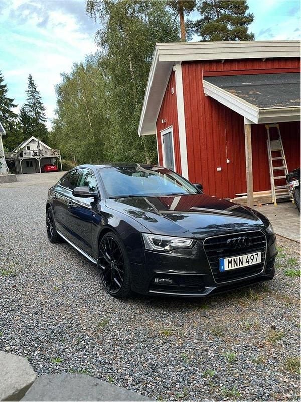 Grå Begagnad 2015 Audi A5 Sportback Comfort Halvkombi | 159 000 kr (Marknadspris) - Bild 1/4