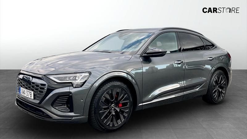 Grå Begagnad 2024 Audi Q8 e-tron S-Line SUV | 619 900 kr (Marknadspris) - Bild 1/4