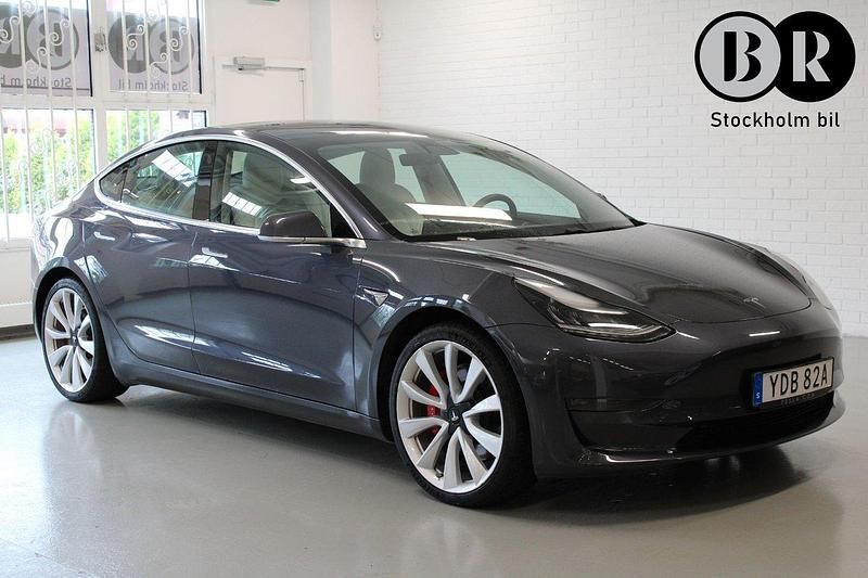 Grå Begagnad 2019 Tesla Model 3 Performance Sedan | 339 900 kr (Lite dyr) - Bild 1/4
