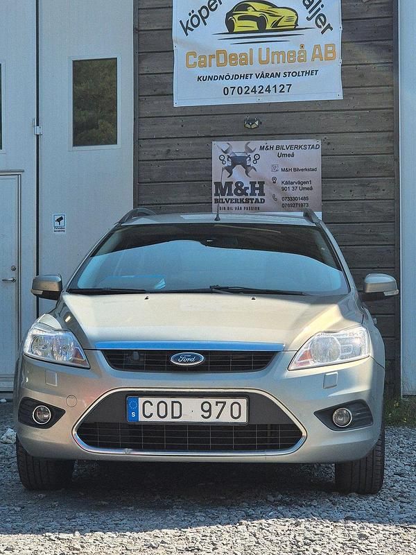 Grå Begagnad 2009 Ford Focus Ghia Kombi | 30 900 kr (Marknadspris) - Bild 1/4
