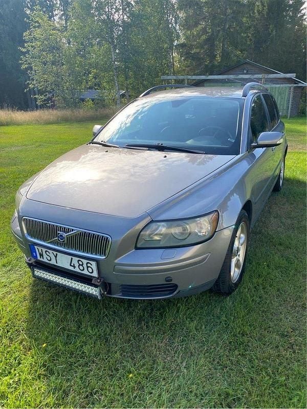 Grå Begagnad 2005 Volvo V50 Kombi | 20 000 kr (Marknadspris) - Bild 1/4