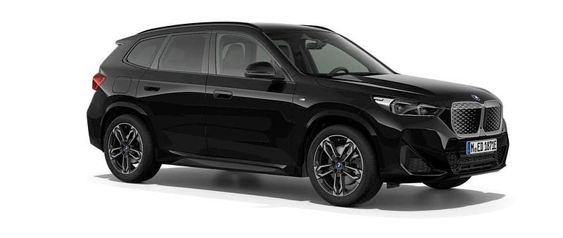 Svart (black sapphire metallic) Ny 2025 BMW iX1 Comfort Edition SUV | 594 300 kr (Marknadspris) - Bild 1/2