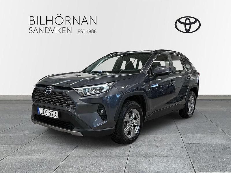 Mörkgrå Begagnad 2022 Toyota RAV4 Hybrid Active SUV | 359 900 kr (Marknadspris) - Bild 1/3