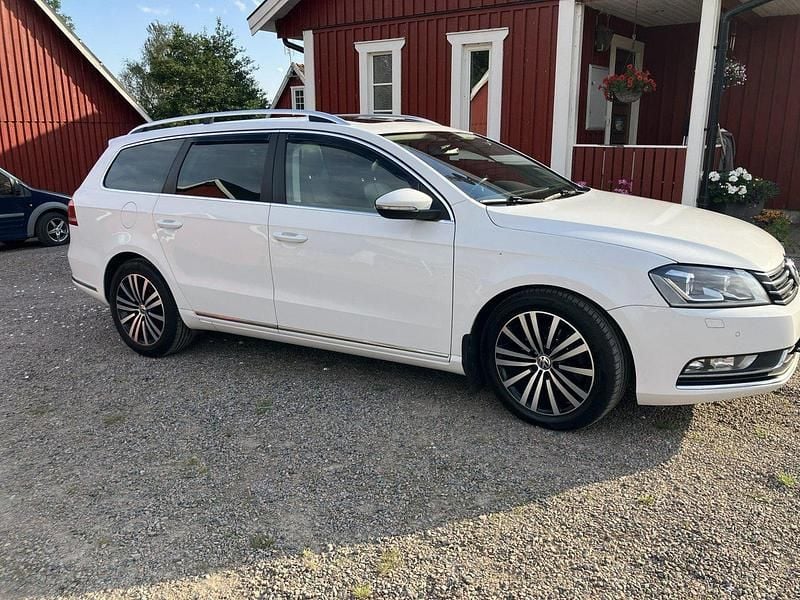 Vit Begagnad 2015 VW Passat Kombi | 89 000 kr (Lite dyr) - Bild 1/4