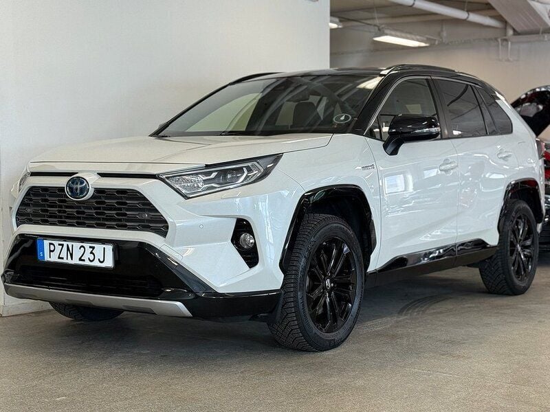 Vit Begagnad 2018 Toyota RAV4 Hybrid Style SUV | 299 900 kr (Lite dyr) - Bild 1/4