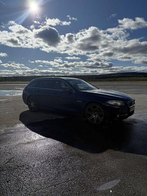 Blå Begagnad 2016 BMW 520 Kombi | 116 000 kr - Bild 1/4