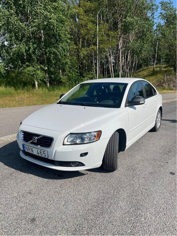 Vit Begagnad 2010 Volvo S40 Sedan | 83 000 kr (Dyr) - Bild 1/4