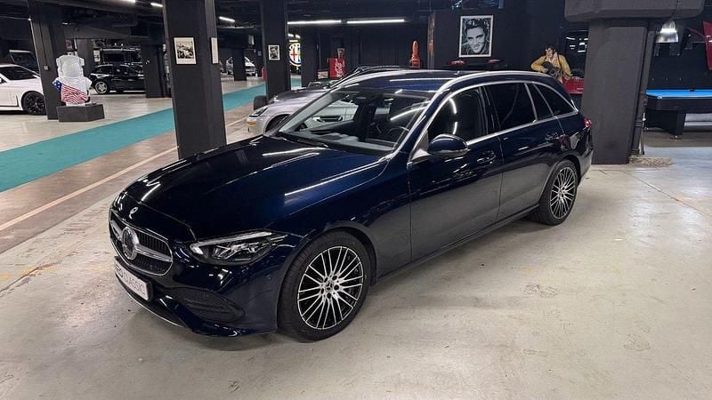 Mörkblå Begagnad 2021 Mercedes C220 Avantgarde Kombi | 319 000 kr (Superpris) - Bild 1/4