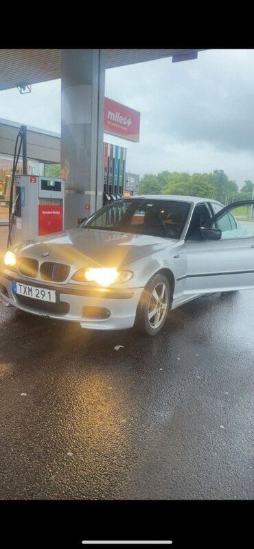 Grå Begagnad 2003 BMW 320 Sedan | 24 900 kr (Marknadspris) - Bild 1/4