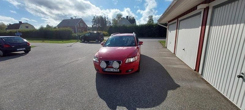 Röd Begagnad 2012 Volvo V50 Momentum Kombi | 130 000 kr (Dyr) - Bild 1/4