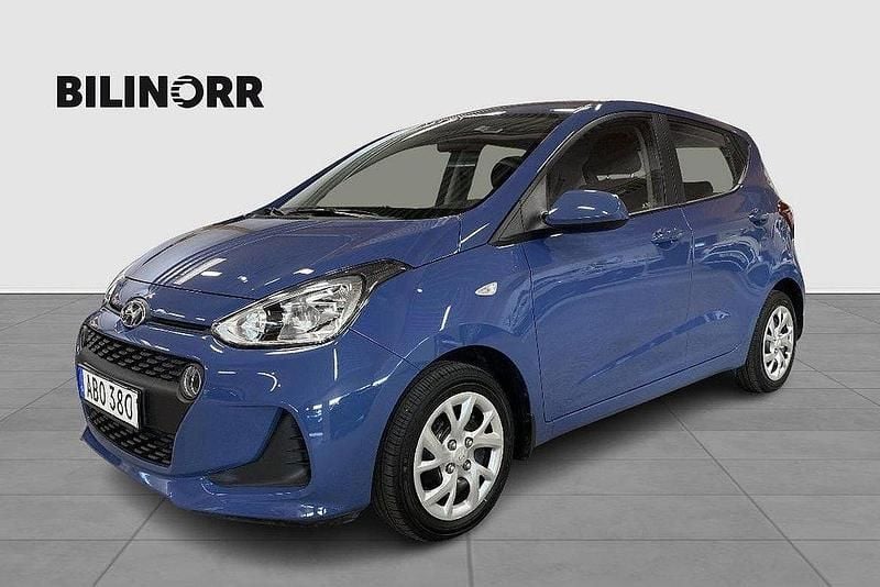 Ljusblå (blå) Begagnad 2017 Hyundai i10 Halvkombi | 94 900 kr (Marknadspris) - Bild 1/4