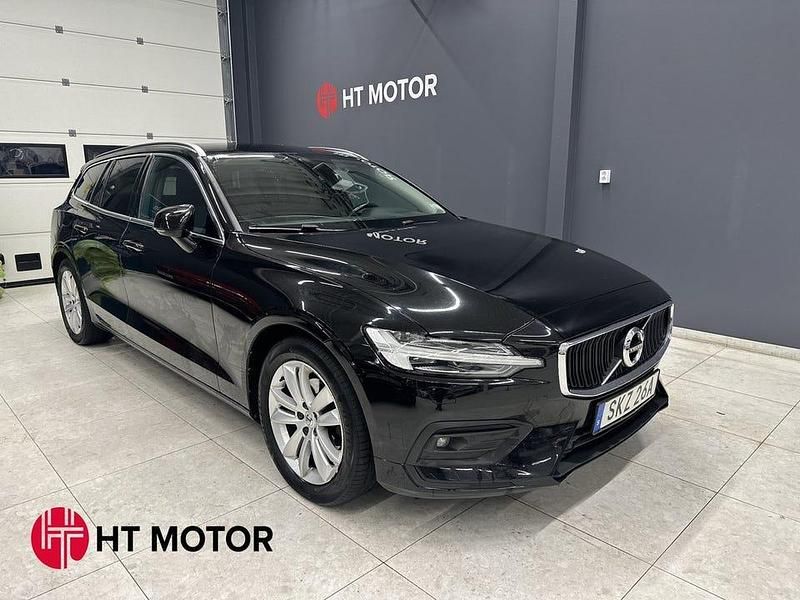 Svart Begagnad 2019 Volvo V60 Momentum Kombi | 254 900 kr (Marknadspris) - Bild 1/4