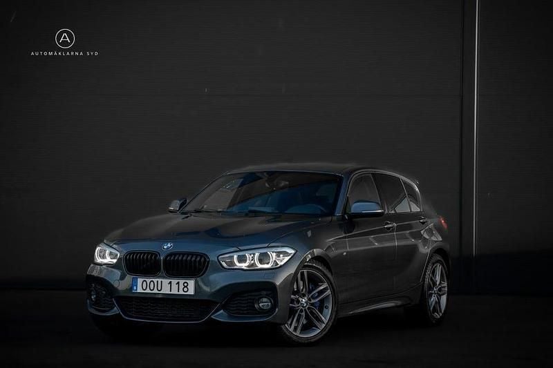Grå Begagnad 2017 BMW 120 M Sport Halvkombi | 184 900 kr (Marknadspris) - Bild 1/4