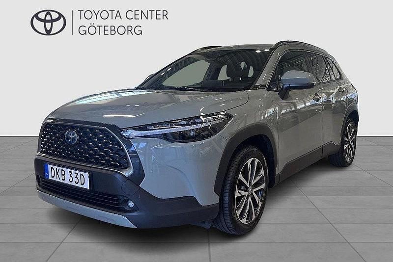 Grön Begagnad 2023 Toyota Corolla Cross Style SUV | 345 000 kr (Marknadspris) - Bild 1/3