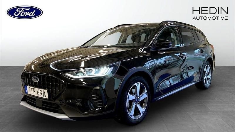 Svart Begagnad 2023 Ford Focus Active Kombi | 244 900 kr (Marknadspris) - Bild 1/4
