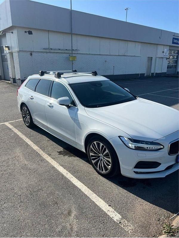 Vit Begagnad 2020 Volvo V90 Momentum Kombi | 184 900 kr (Superpris) - Bild 1/4