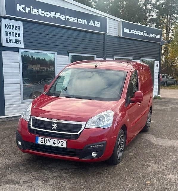 Röd Begagnad 2016 Peugeot Partner Minibuss | 92 481 kr (Marknadspris) - Bild 1/4