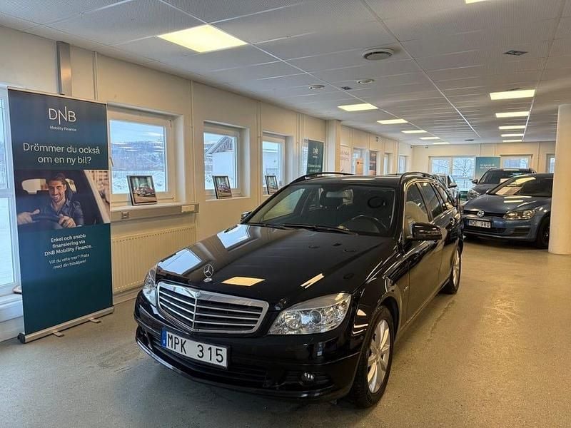 Svart Begagnad 2011 Mercedes C180 Classic | 104 900 kr (Marknadspris) - Bild 1/4