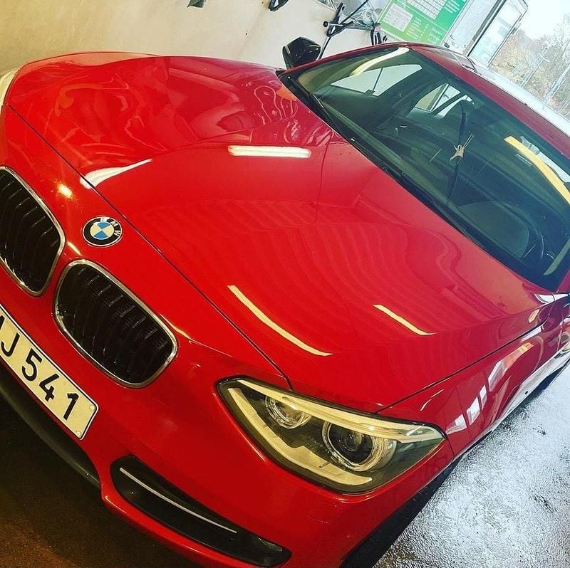 Röd Begagnad 2015 BMW 118 Sport Line Halvkombi | 100 000 kr (Bra pris) - Bild 1/4