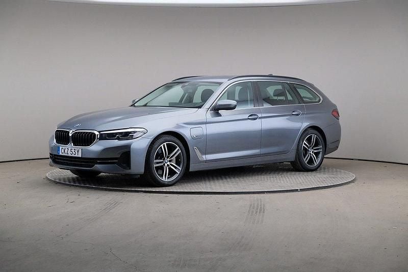 Blå Begagnad 2022 BMW 530e Kombi | 319 000 kr (Superpris) - Bild 1/4