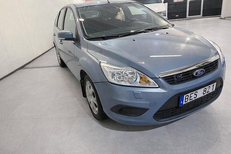 Begagnad Ford Focus Trend 125 HK (91 kW) 2007 Grå Halvkombi