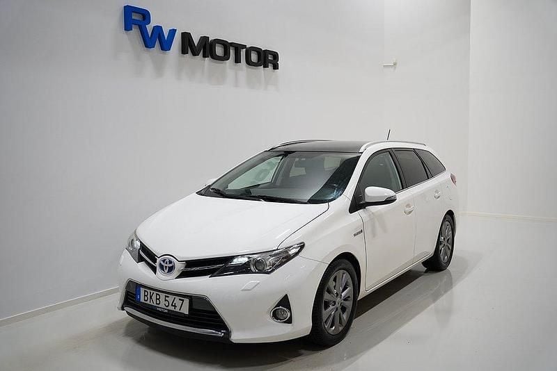 Vit Begagnad 2014 Toyota Auris Touring Sports Kombi | 134 800 kr (Marknadspris) - Bild 1/4