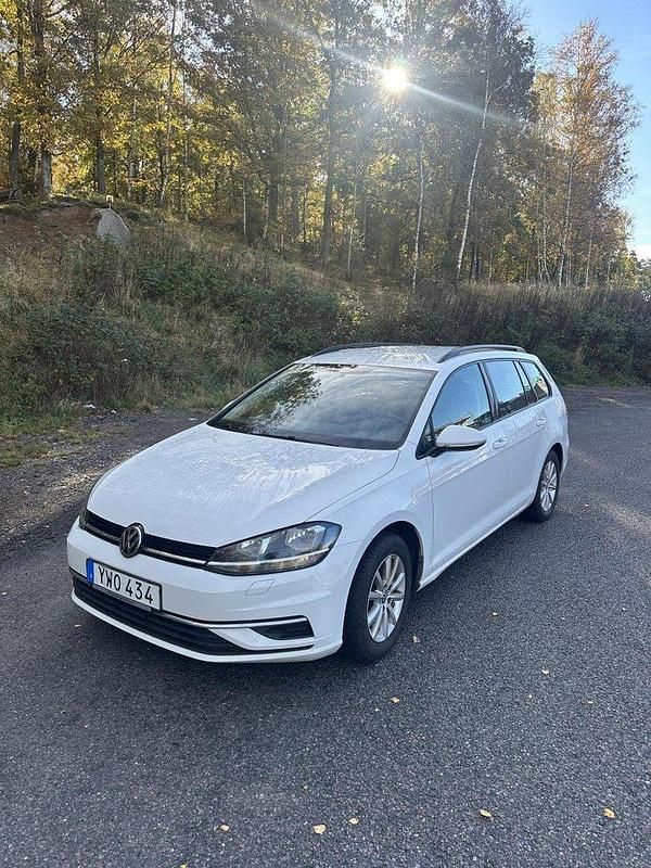 Vit Begagnad 2018 VW Golf VII Kombi | 135 000 kr (Marknadspris) - Bild 1/4