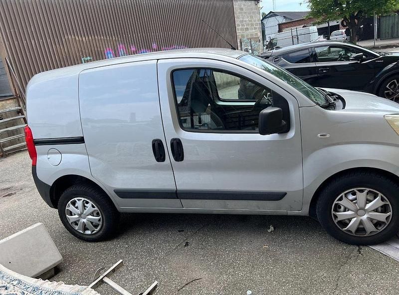 Grå Begagnad 2010 Peugeot Bipper Minibuss | 42 000 kr (Dyr) - Bild 1/4