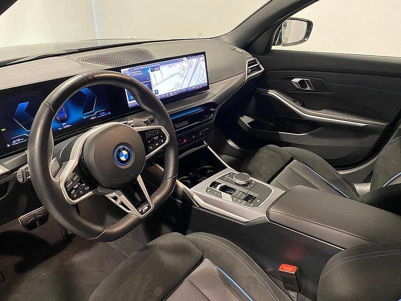 Begagnad BMW 330e M Sport 184 HK (135 kW) 2024 Svart Kombi