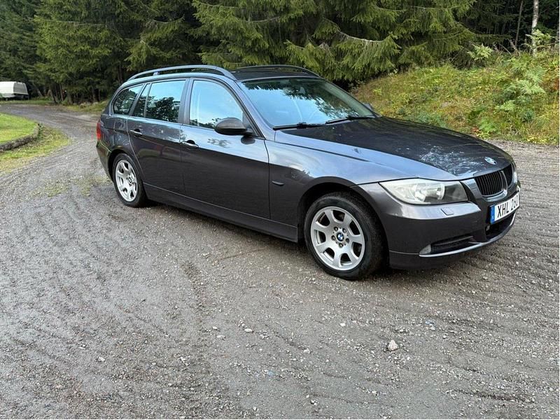 Grå Begagnad 2006 BMW 320 Advantage Kombi | 44 000 kr (Marknadspris) - Bild 1/4