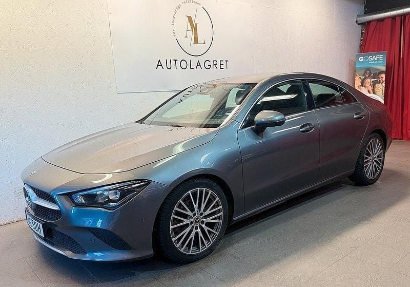 Mörkgrå Begagnad 2019 Mercedes CLA180 Sedan | 269 900 kr (Marknadspris) - Bild 1/4