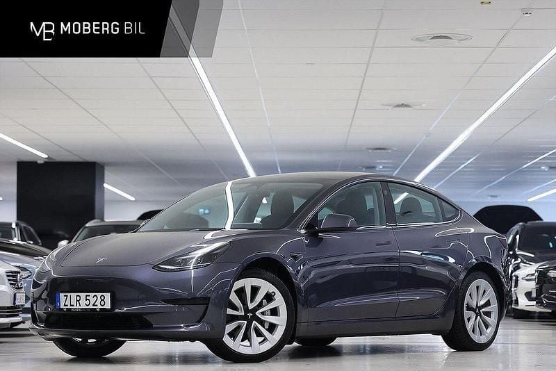 Grå Begagnad 2022 Tesla Model 3 Standard Range Sedan | 289 900 kr (Marknadspris) - Bild 1/3