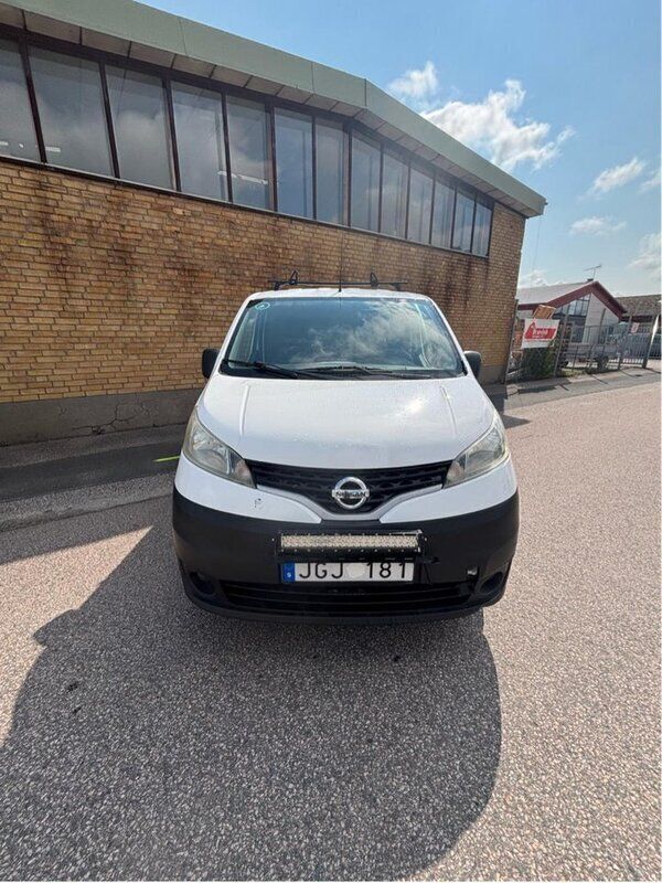 Vit Begagnad 2010 Nissan NV200 Minibuss | 32 000 kr (Marknadspris) - Bild 1/4