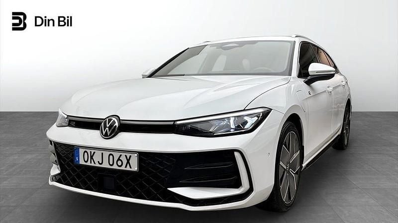 Pure white Begagnad 2025 VW Passat R-line Kombi | 519 900 kr (Marknadspris) - Bild 1/4