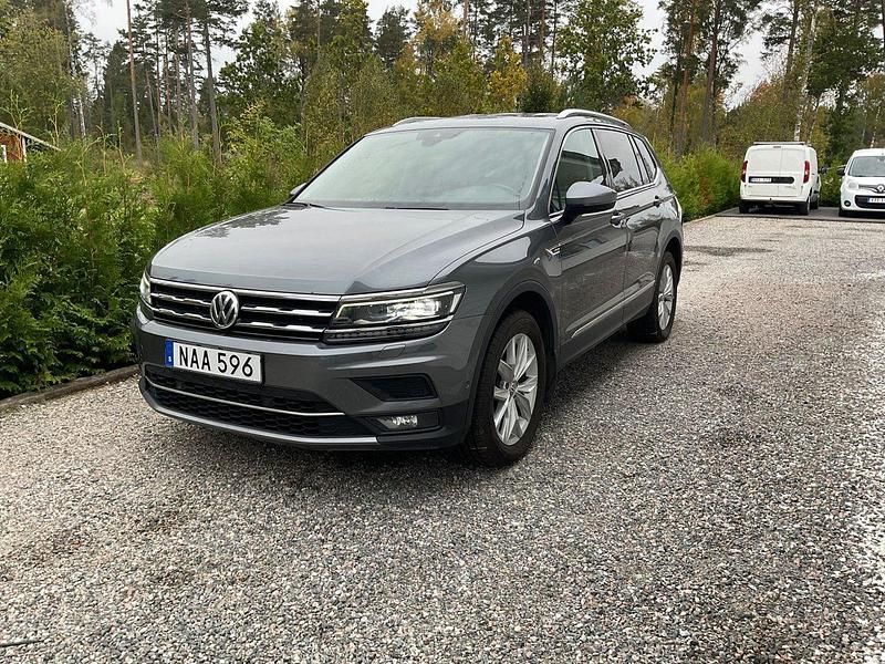 Mörkgrå Begagnad 2018 VW Tiguan Allspace GT SUV | 229 000 kr (Bra pris) - Bild 1/4