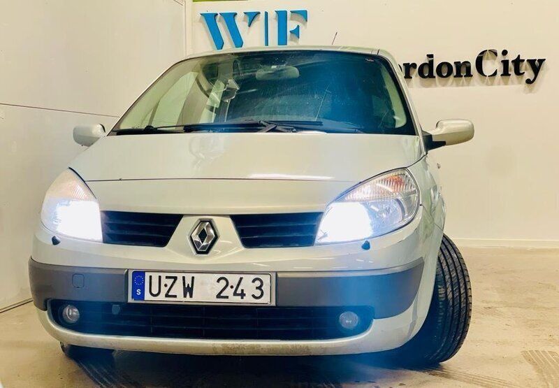 Begagnad Renault Grand Scénic II 135 HK (99 kW) 2004 Ljusgrå Minibuss