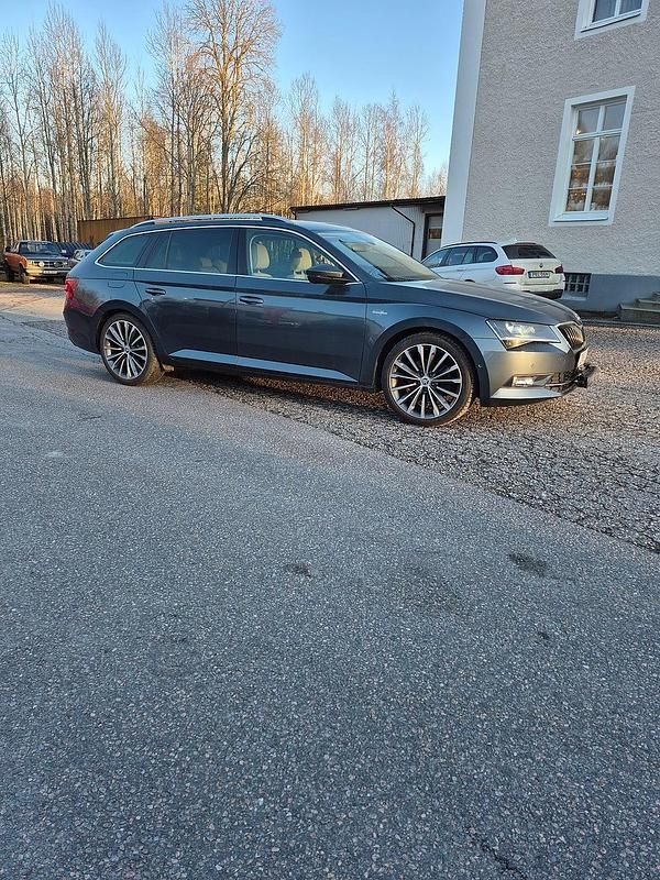Begagnad Skoda Superb LAURIN & KLEMENT 190 HK (139 kW) 2015 Grå Kombi