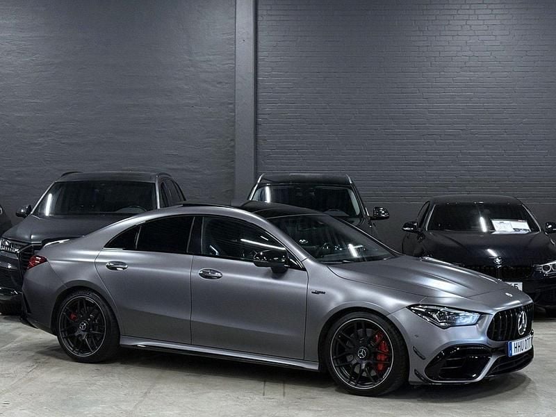 Grå (bergsgrå magno) Begagnad 2022 Mercedes CLA45 AMG AMG Sportkupé | 579 900 kr (Lite dyr) - Bild 1/4