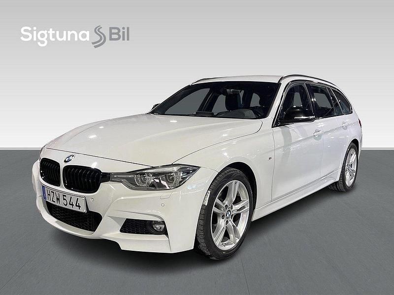 Vit Begagnad 2018 BMW 320 M Sport Kombi | 249 900 kr (Marknadspris) - Bild 1/4