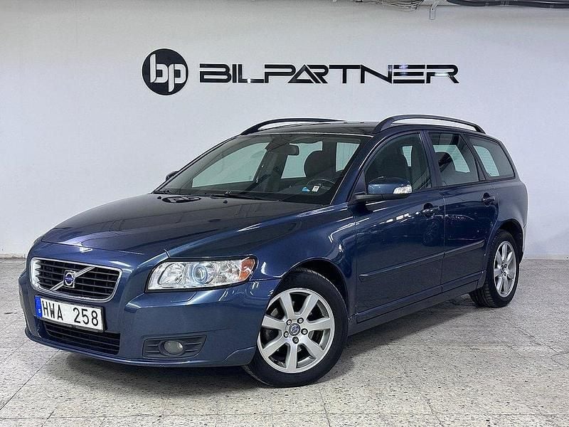 Blå Begagnad 2008 Volvo V50 Momentum Kombi | 29 900 kr (Marknadspris) - Bild 1/4
