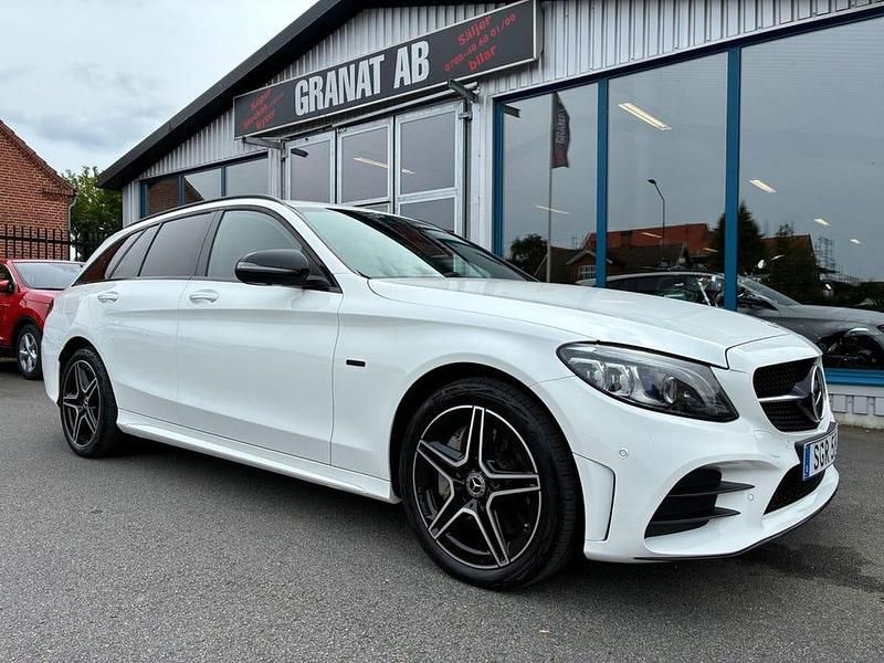 Vit Begagnad 2021 Mercedes C300 AMG line Kombi | 319 900 kr (Marknadspris) - Bild 1/4